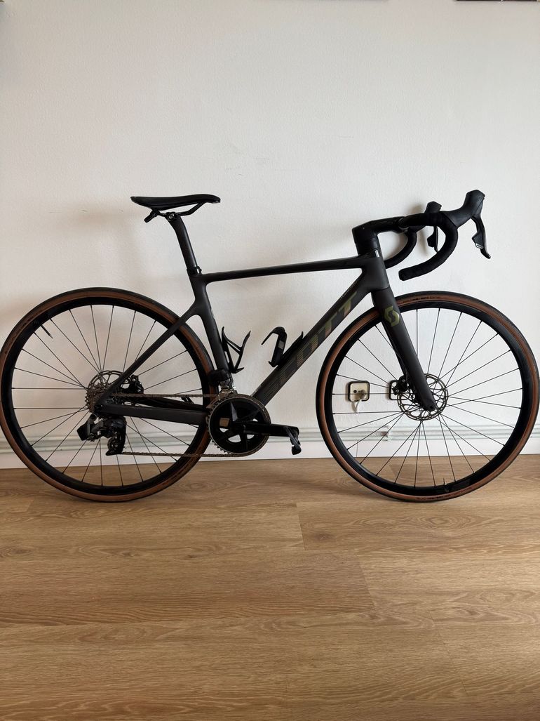 Used Scott Addict RC 30 2023 2023 Road & Gravel — image 1 of 5