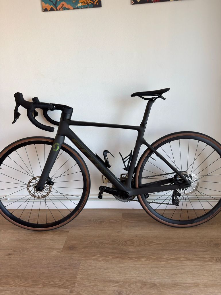 Used Scott Addict RC 30 2023 2023 Road & Gravel, Green — image 2 of 6
