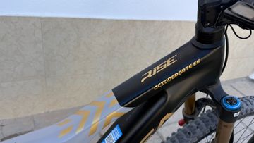 Orbea RISE M10 2024 2024 Mountainbike usato, Grigio chiaro — immagine 18 di 21