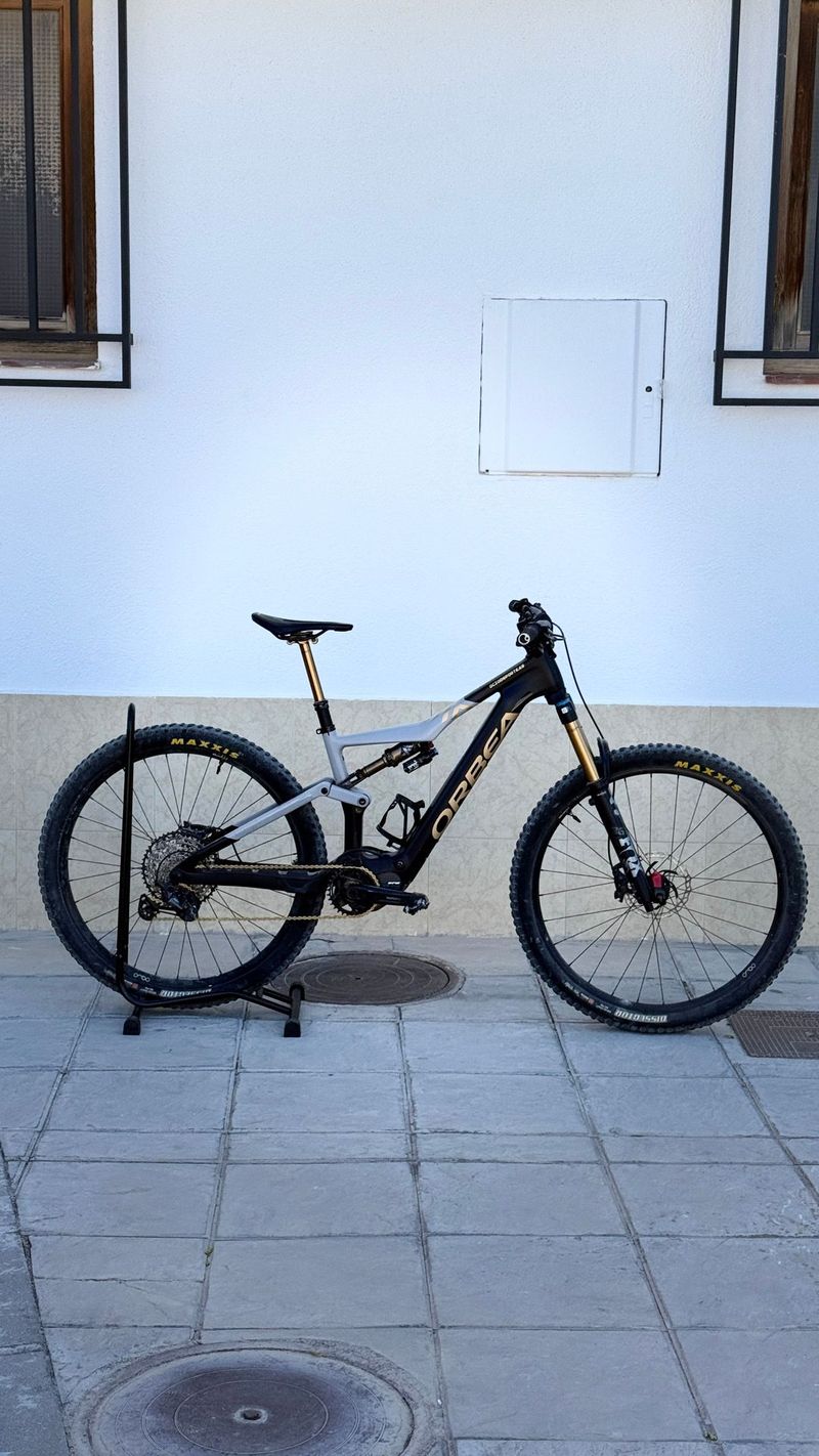 Orbea RISE M10 2024 2024 Mountainbike usato, Grigio chiaro — immagine 2 di 21