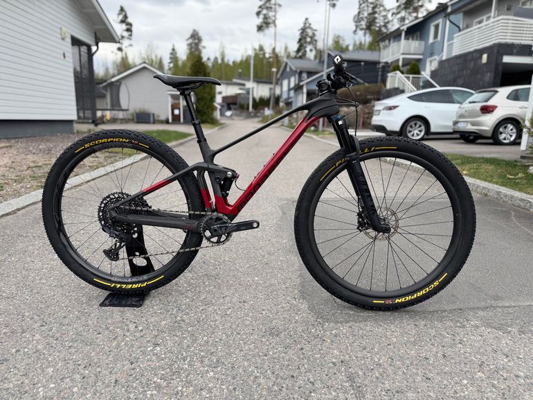 Used Mondraker F-PODIUM CARBON DC 2022 2022 Mountainbike, Black, 29 — image 1 of 6
