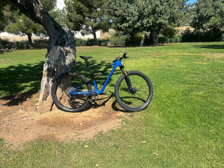 Used Orbea OIZ M-TEAM AXS 2024 2024 Mountainbike, Blue, 29 — image 13 of 17