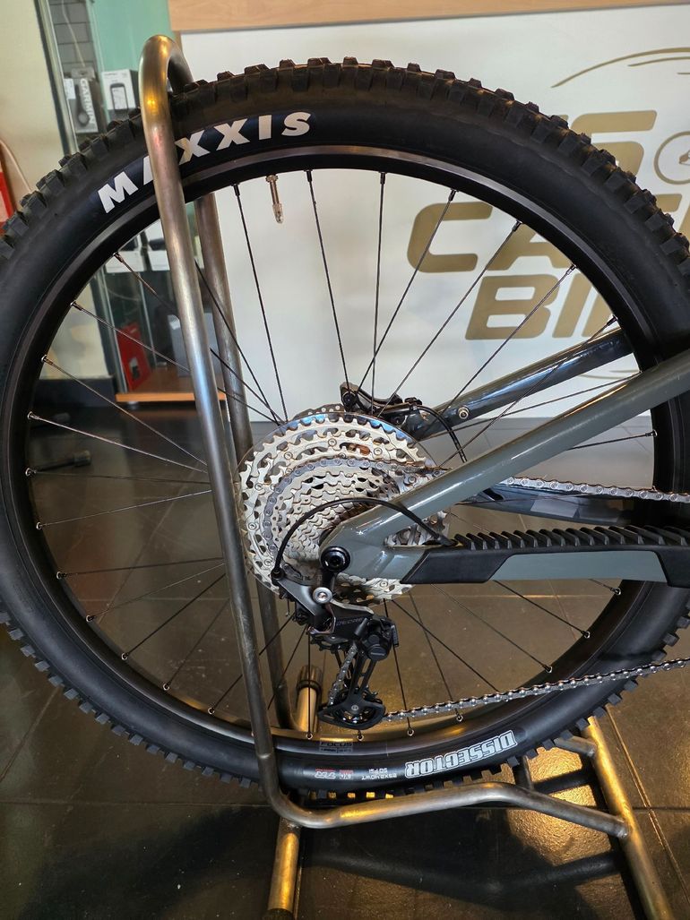 Used Focus THRON 6.8 2024 2024 Mountainbike, Hellgrau, 29 — image 3 of 6