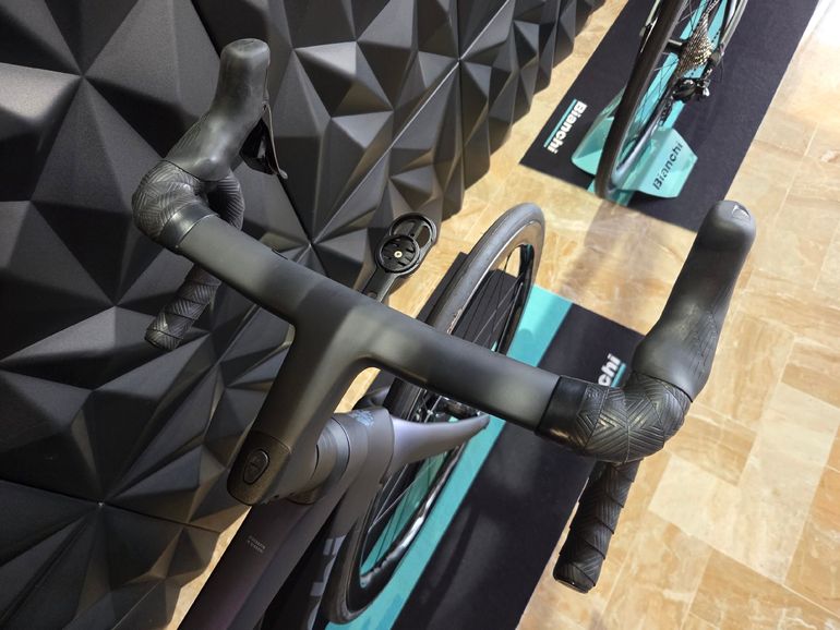 Used Bianchi Specialissima COMP Ultegra Di2 2025 2025 Road & Gravel, Blue — image 3 of 10