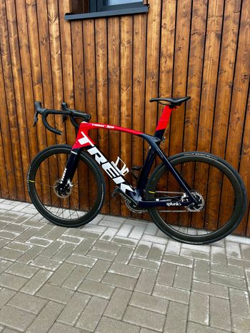 Used Trek Madone SLR 9 AXS Gen 6 2021 2021 Road & Gravel, Black — image 2 of 9