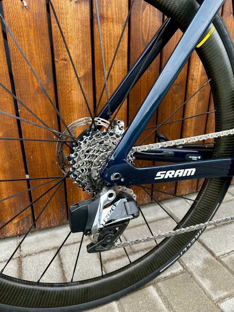 Used Trek Madone SLR 9 AXS Gen 6 2021 2021 Road & Gravel, Black — image 6 of 9