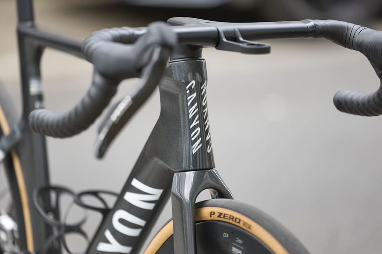 Used Canyon Aeroad CFR AXS 2025 2025 Road & Gravel, Gris claro — image 7 of 18