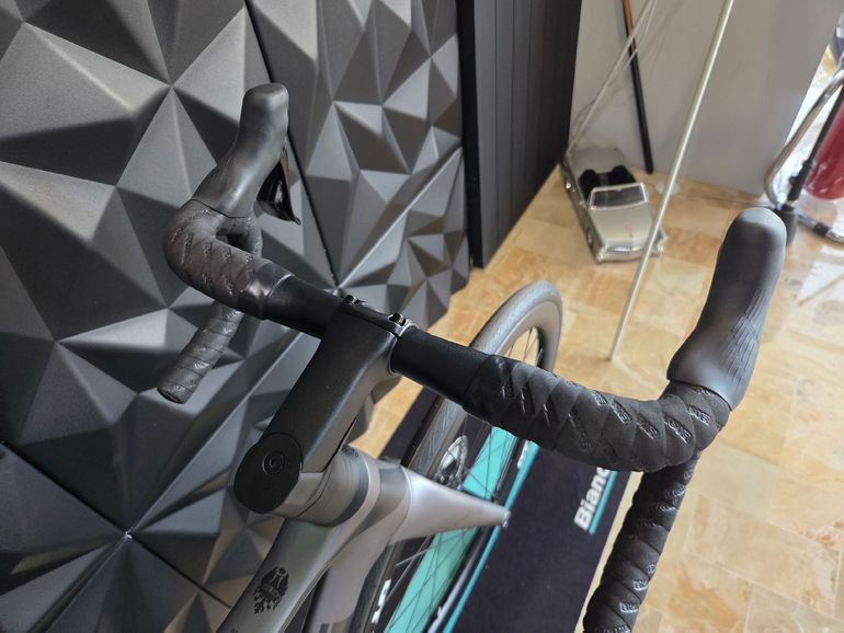 Used Bianchi Oltre Race 105 Di2 2024 2024 Road & Gravel, Light Gray — image 8 of 8