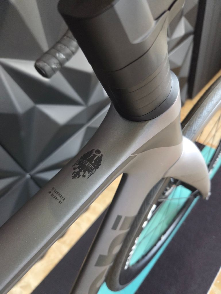 Used Bianchi Oltre Race 105 Di2 2024 2024 Road & Gravel, Light Gray — image 7 of 8