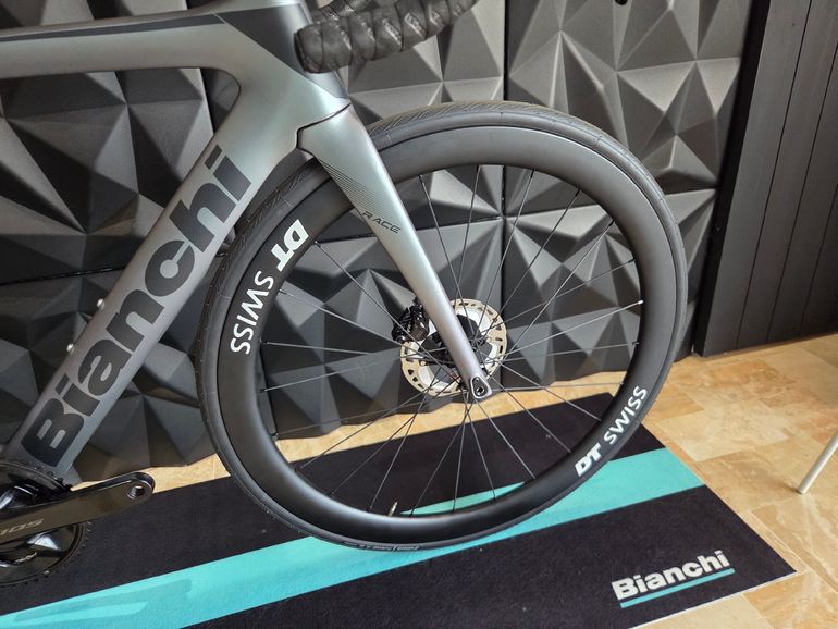 Used Bianchi Oltre Race 105 Di2 2024 2024 Road & Gravel, Light Gray — image 2 of 8