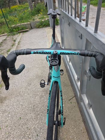 Used Bianchi Oltre XR4 - Rival eTap AXS 2022 2022 Road & Gravel, Blue — image 5 of 17