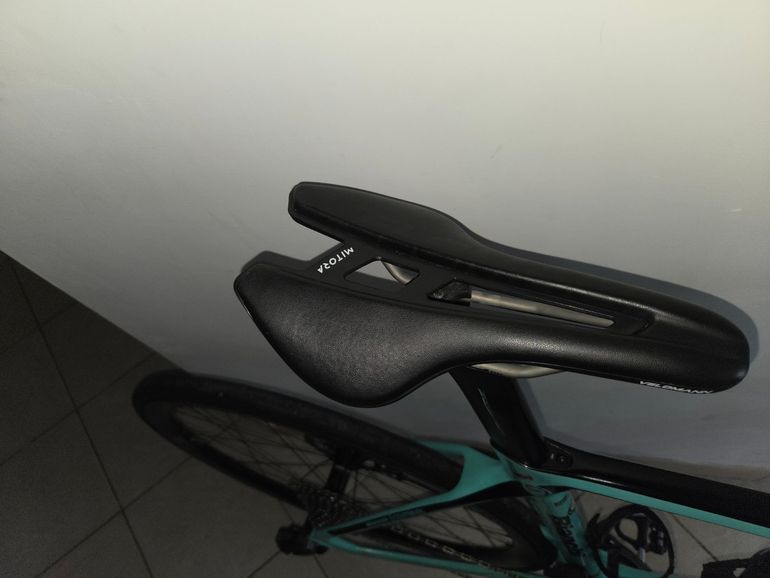Used Bianchi Oltre XR4 - Rival eTap AXS 2022 2022 Road & Gravel, Blue — image 14 of 17
