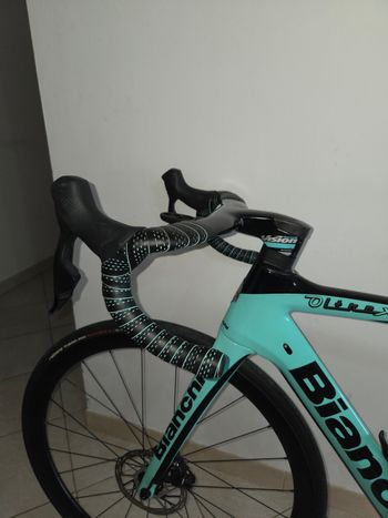 Used Bianchi Oltre XR4 - Rival eTap AXS 2022 2022 Road & Gravel, Blue — image 16 of 17