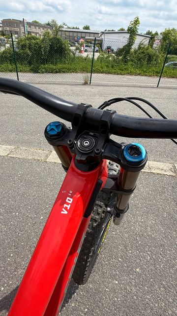 Santa Cruz V10 SRAM X01 DH 2024 Mountainbike d'occasion — image 7 sur 12