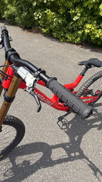 Santa Cruz V10 SRAM X01 DH 2024 Mountainbike d'occasion — image 3 sur 12
