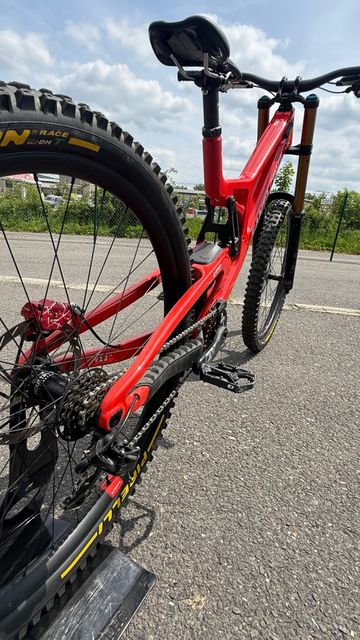 Santa Cruz V10 SRAM X01 DH 2024 Mountainbike d'occasion — image 5 sur 12