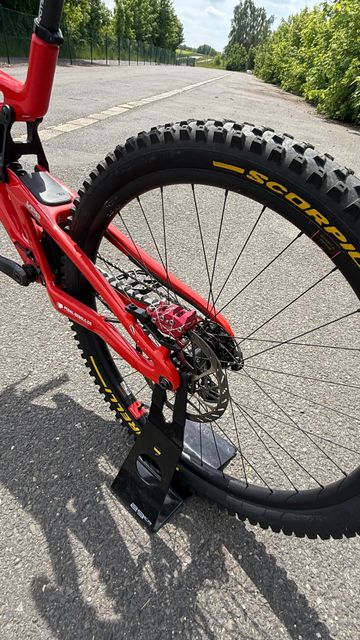 Santa Cruz V10 SRAM X01 DH 2024 Mountainbike d'occasion — image 4 sur 12