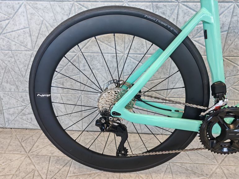 Used Custom BIANCHI OLTRE RACE SHIMANO 105 DI2 SIXTY CARBON 2026 Road & Gravel, Green — image 4 of 9