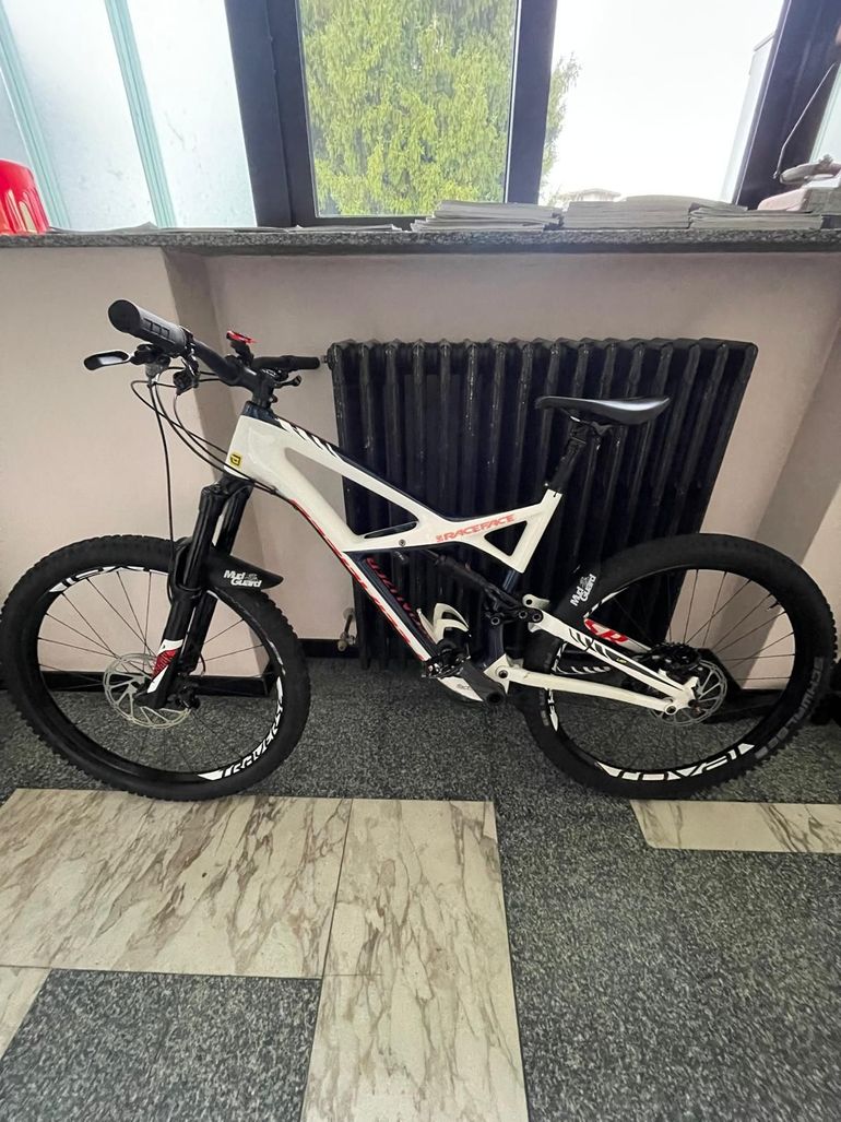 Used Specialized Enduro Expert Carbon 650b 2016 2016 Mountainbike — image 1 of 5