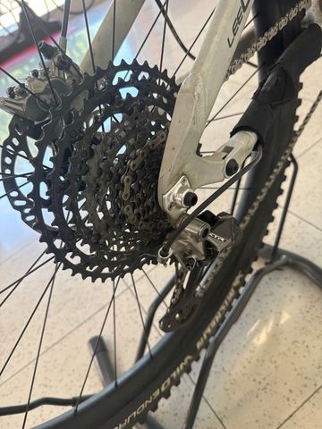 Used Lee Cougan Custom Shimano XTR 2022 Mountainbike, Light Gray — image 3 of 8