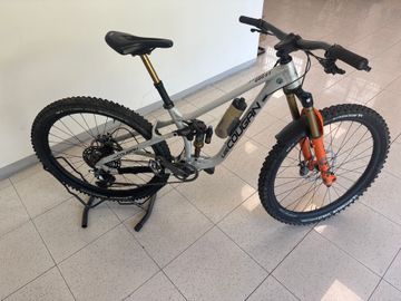 Used Lee Cougan Custom Shimano XTR 2022 Mountainbike, Light Gray — image 1 of 8