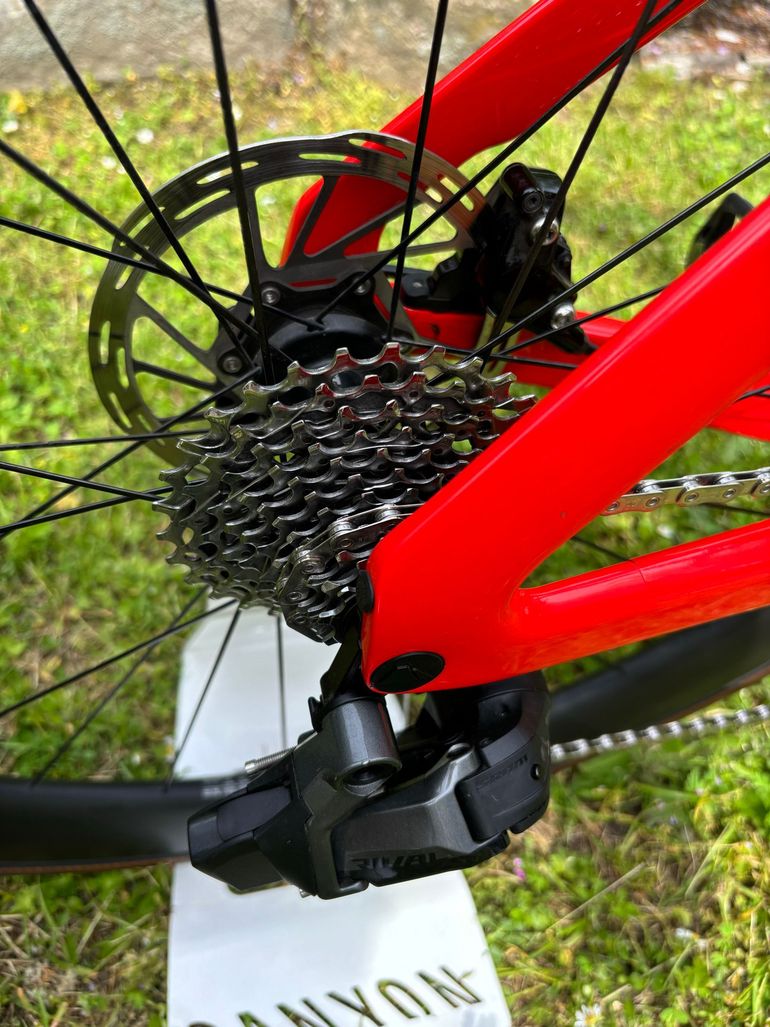 Used Canyon Aeroad CF SLX 7 Disc eTap 2022 2022 Road & Gravel, Red — image 10 of 20
