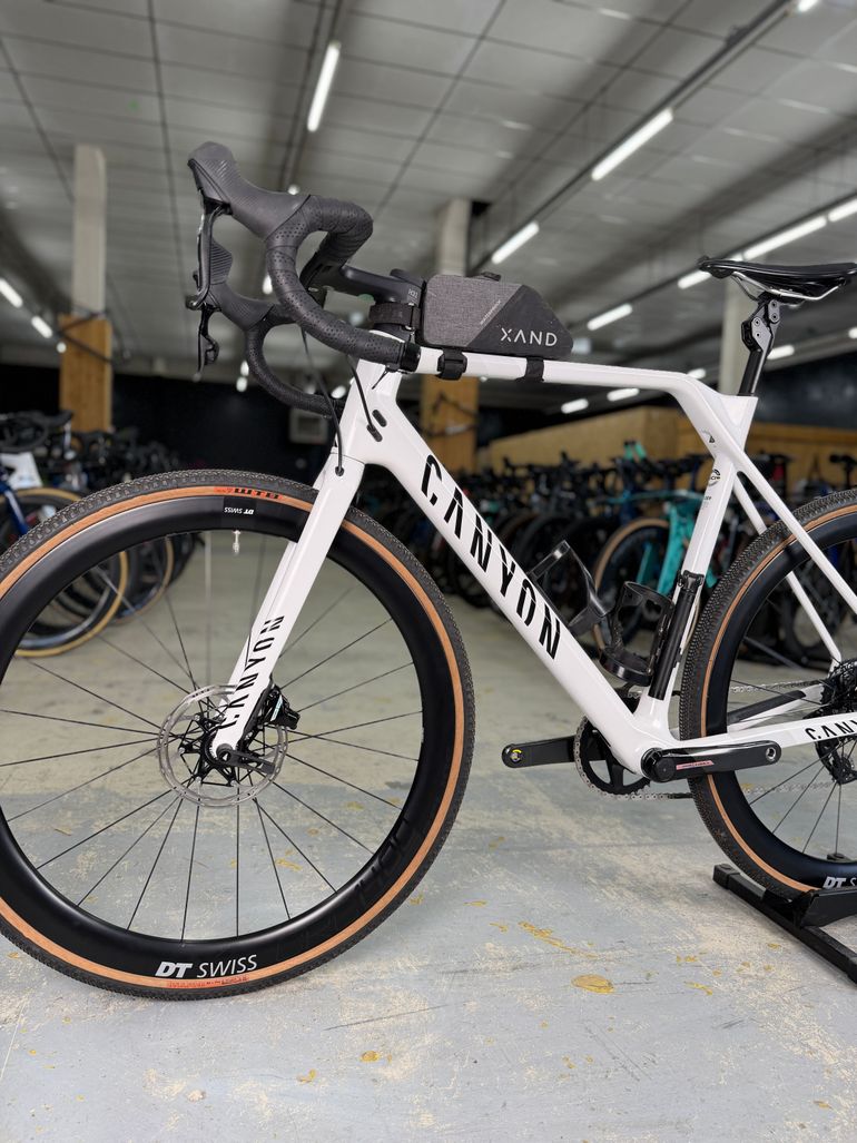 Used Canyon Inflite CF SLX 8 AXS 2024 2024 Road & Gravel, Blanco — image 19 of 24