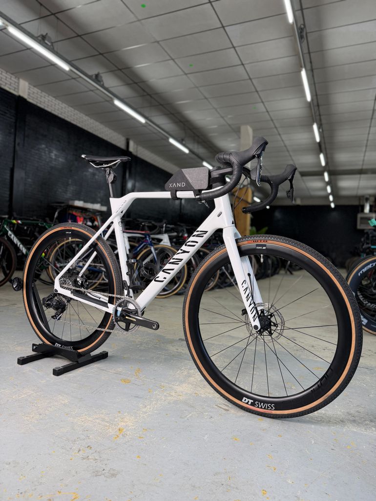 Used Canyon Inflite CF SLX 8 AXS 2024 2024 Road & Gravel, Blanco — image 2 of 24