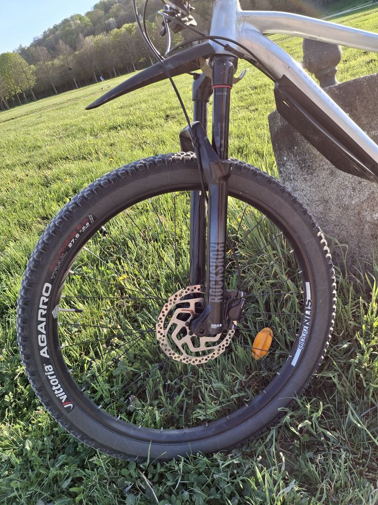 Used ROCKRIDER VTT RANDONNÉE EXPLORE 700 ALU 27,5 PLUS 2023 Mountainbike, Light Gray — image 9 of 10