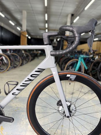 Used Canyon Ultimate CF SL 8 Disc Di2 2022 2022 Road & Gravel, Light Gray — image 9 of 39