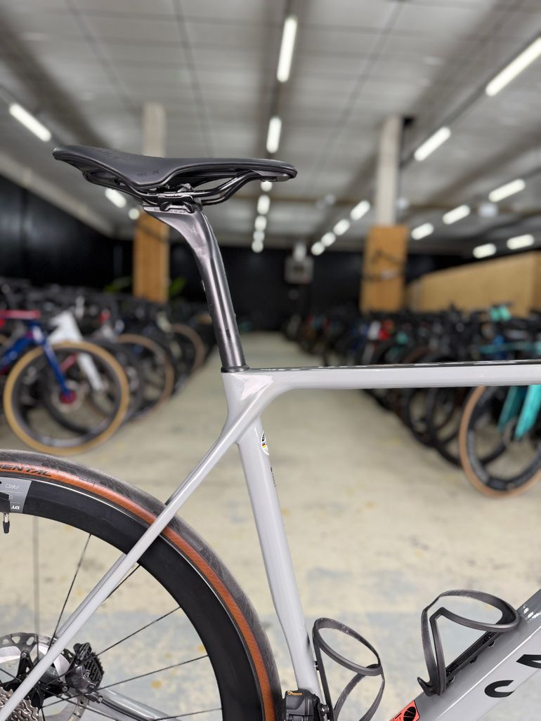 Used Canyon Ultimate CF SL 8 Disc Di2 2022 2022 Road & Gravel, Light Gray — image 12 of 39