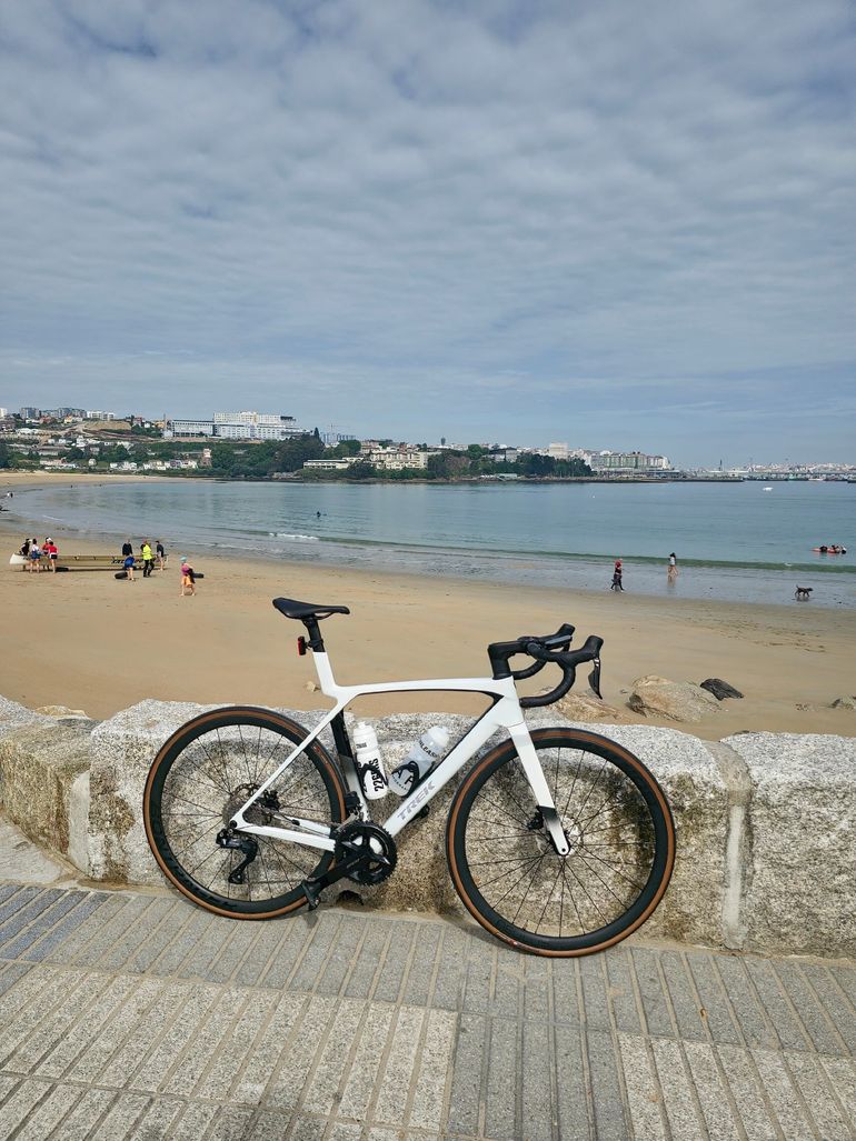 Used Trek Madone SL 6 Gen 8 2025 2025 Road & Gravel, White — image 2 of 6