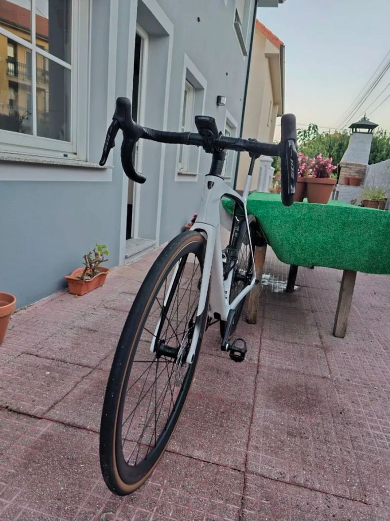 Used Trek Madone SL 6 Gen 8 2025 2025 Road & Gravel, White — image 3 of 6