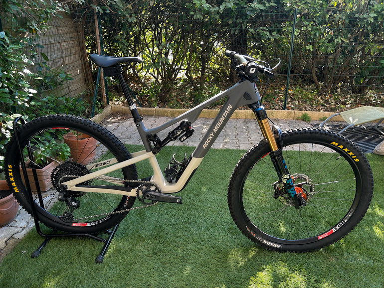 Used Rocky Mountain Instinct Carbon 70 2025 2025 Mountainbike, Light Gray — image 1 of 3