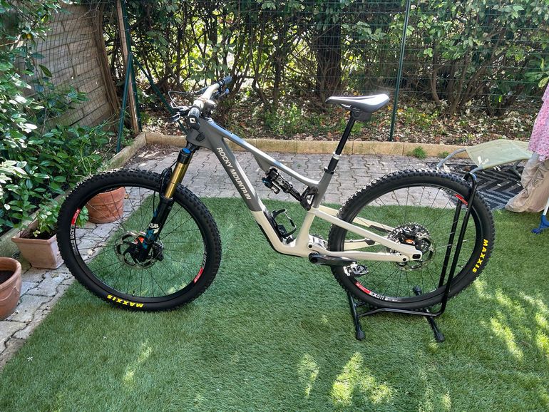 Used Rocky Mountain Instinct Carbon 70 2025 2025 Mountainbike, Light Gray — image 2 of 3