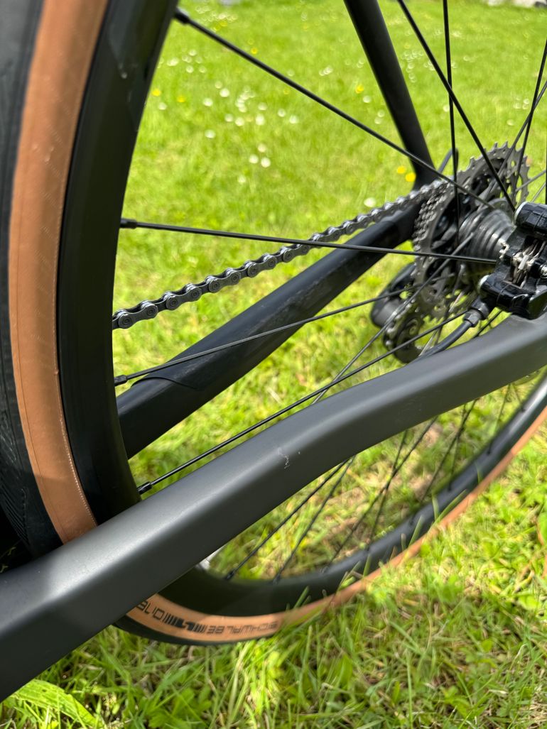 Used Canyon Endurace CF 7 2022 2022 Road & Gravel, Negro — image 8 of 9