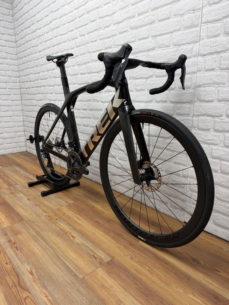 Used Trek Madone SL 7 Gen 6 2023 2023 Road & Gravel, Light Gray — image 2 of 6