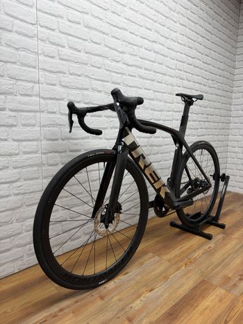 Used Trek Madone SL 7 Gen 6 2023 2023 Road & Gravel, Light Gray — image 5 of 6