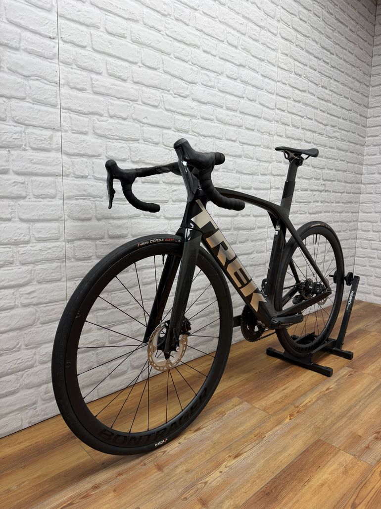Used Trek Madone SL 7 Gen 6 2023 2023 Road & Gravel, Light Gray — image 5 of 6