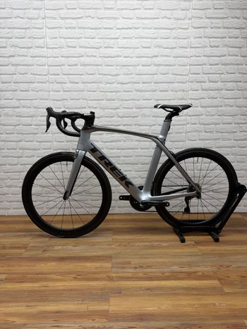 Used Trek Madone 9.5 2018 2018 Road & Gravel, Light Gray — image 4 of 6