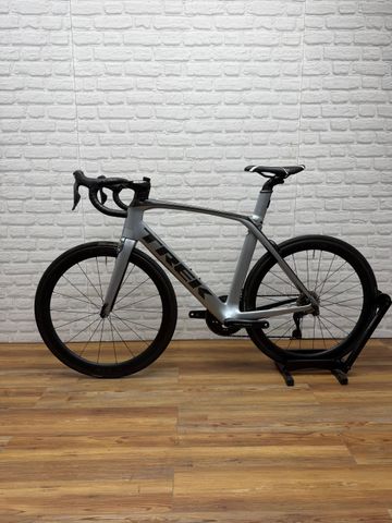 Used Trek Madone 9.5 2018 2018 Road & Gravel, Light Gray — image 4 of 6