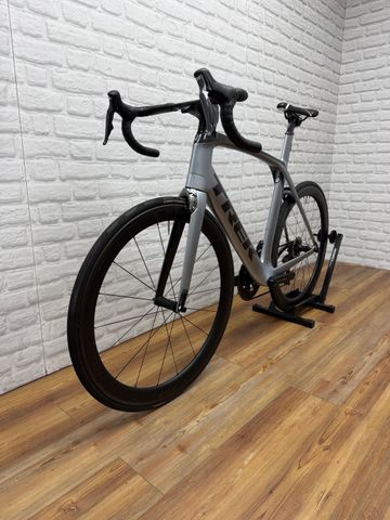 Used Trek Madone 9.5 2018 2018 Road & Gravel, Light Gray — image 5 of 6