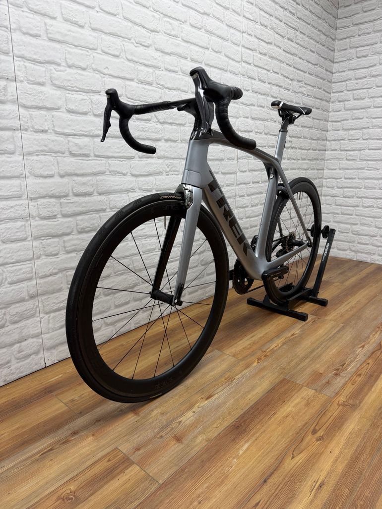 Used Trek Madone 9.5 2018 2018 Road & Gravel, Light Gray — image 5 of 6