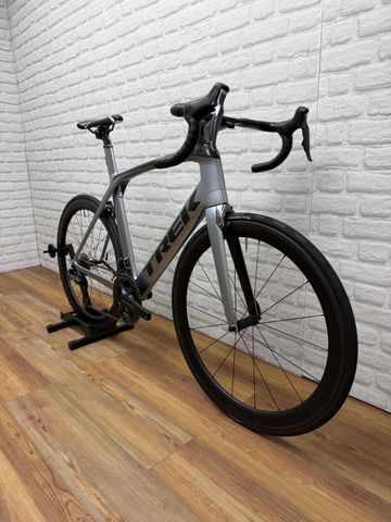 Used Trek Madone 9.5 2018 2018 Road & Gravel, Light Gray — image 2 of 6