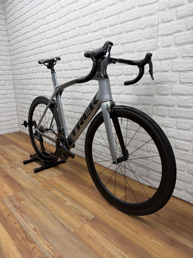 Used Trek Madone 9.5 2018 2018 Road & Gravel, Light Gray — image 2 of 6