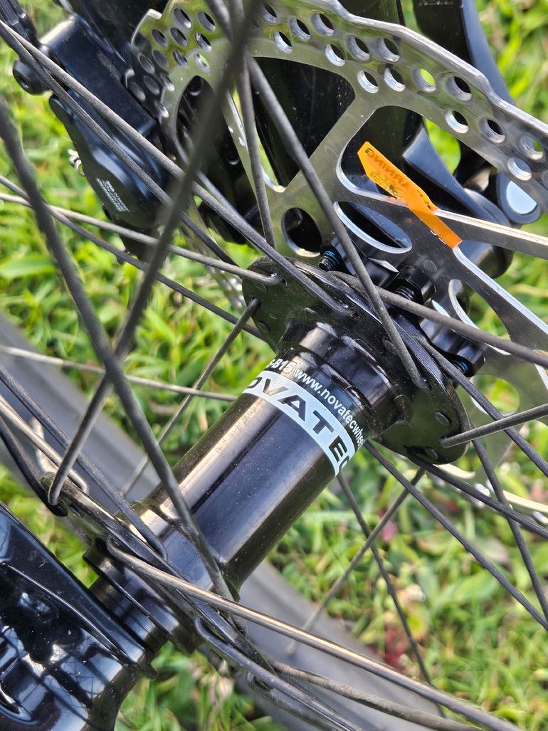 Used Focus Raven Shimano Deore XT 2025 Mountainbike, Light Gray — image 5 of 20