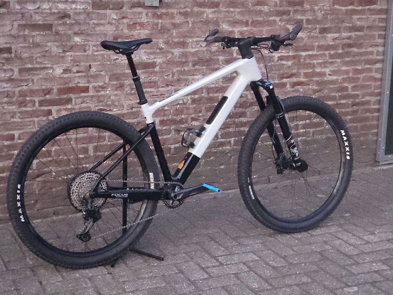 Used Focus Raven Shimano Deore XT 2025 Mountainbike, Light Gray — image 19 of 20