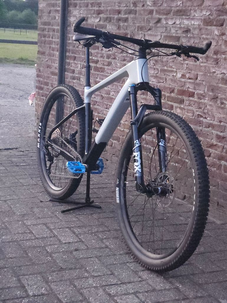 Used Focus Raven Shimano Deore XT 2025 Mountainbike, Light Gray — image 20 of 20