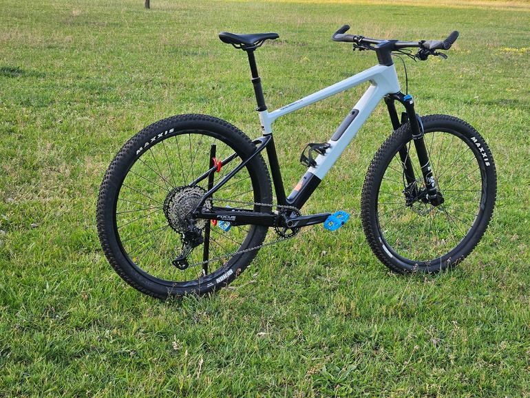 Used Focus Raven Shimano Deore XT 2025 Mountainbike, Light Gray — image 2 of 20