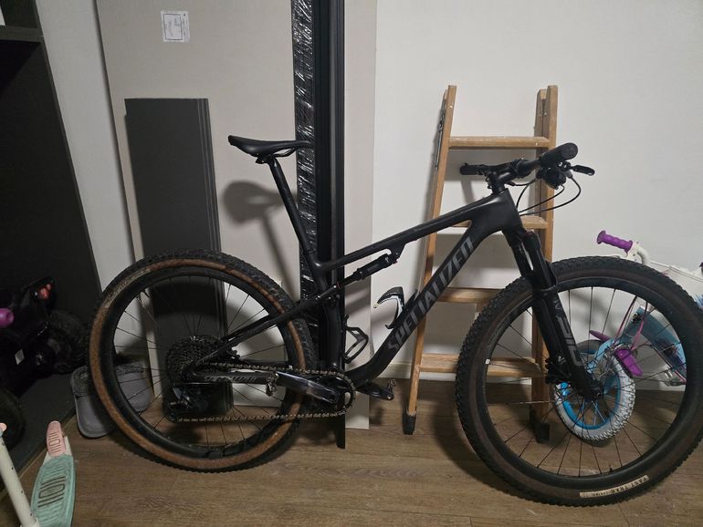 Used Specialized Epic Pro 2022 2022 Mountainbike, Negro — image 9 of 9
